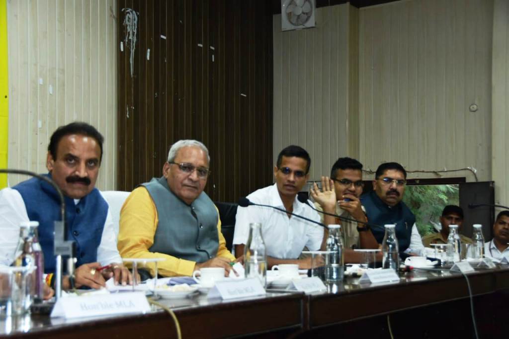 मंत्री रणबीर सिंह गंगवा की अफसरों को चेतावनी लोगों को न घुमाओ काम करो वरना